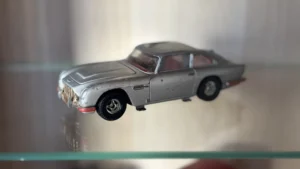 Aston Martin DB5 James Bond 007 – Corgi 1/36 (à restaurer)