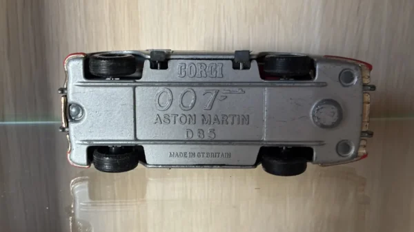 Aston Martin DB5 James Bond 007 – Corgi 1/36 (à restaurer)
