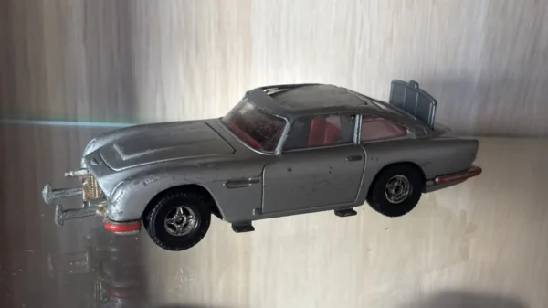 Miniature Aston Martin DB5 James Bond (Corgi 1/36) – modèle vintage à restaurer. Idéal collectionneur ou projet de restauration.