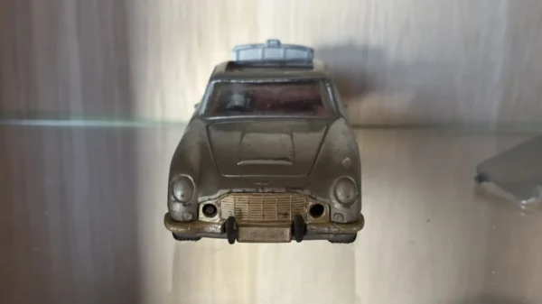 Miniature Aston Martin DB5 James Bond (Corgi 1/36) – modèle vintage à restaurer. Idéal collectionneur ou projet de restauration.