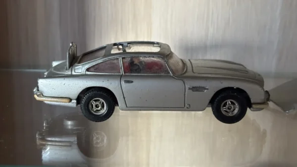 Miniature Aston Martin DB5 James Bond (Corgi 1/36) – modèle vintage à restaurer. Idéal collectionneur ou projet de restauration.