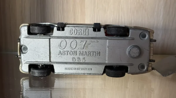 Miniature Aston Martin DB5 James Bond (Corgi 1/36) – modèle vintage à restaurer. Idéal collectionneur ou projet de restauration.