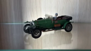 Bentley Blower 1927 – Corgi Classics 1/43 avec chauffeur