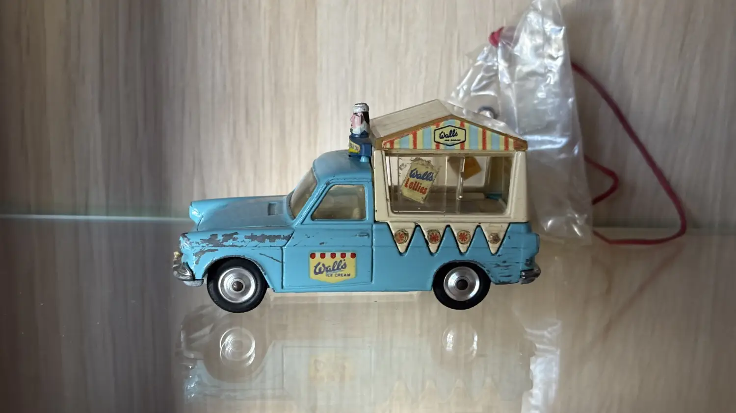 Corgi Toys – Camionnette Glaces Wall’s sur Ford Thames – 1963