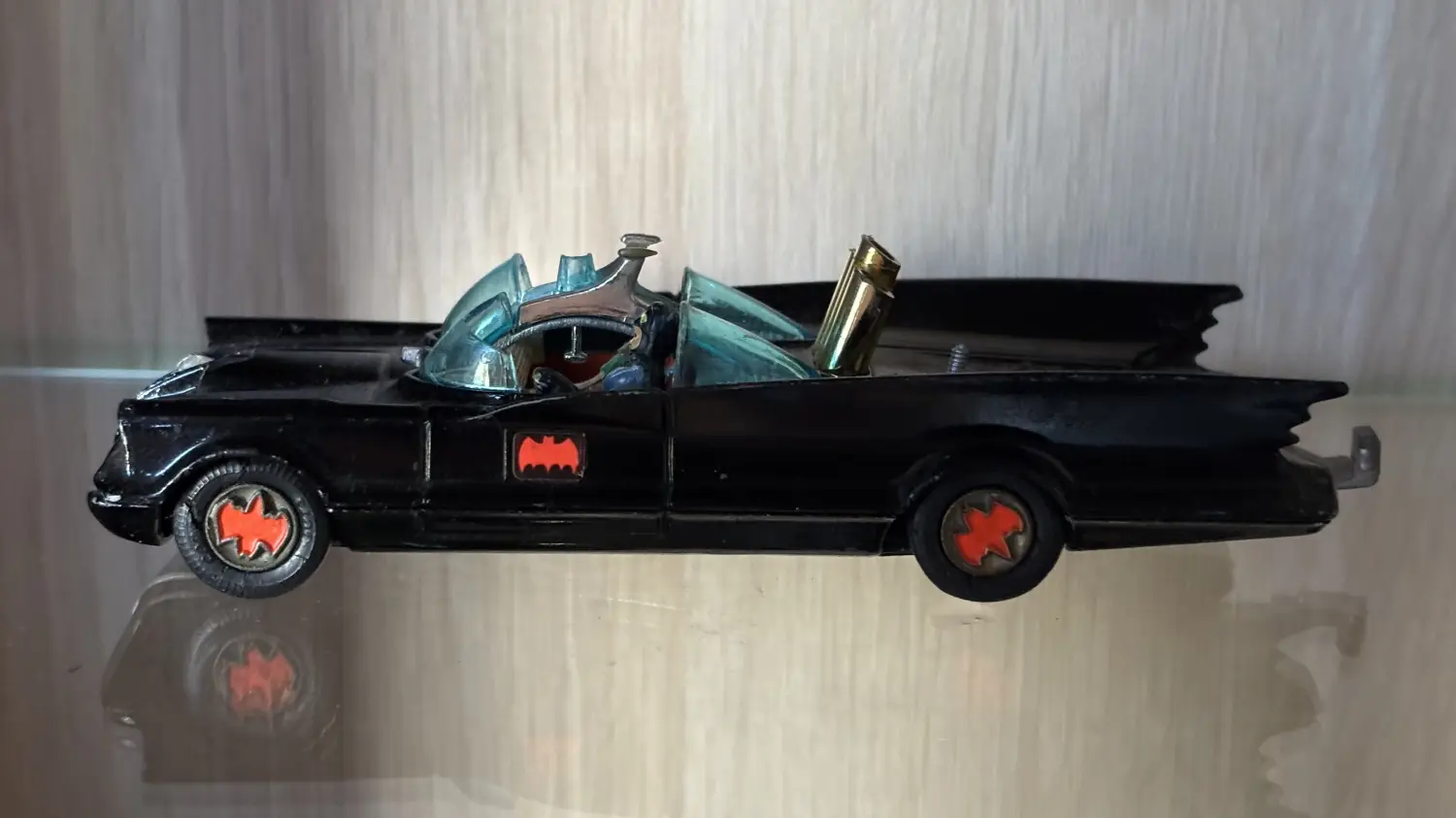 Batmobile Corgi avec Batman & Robin – version 1972