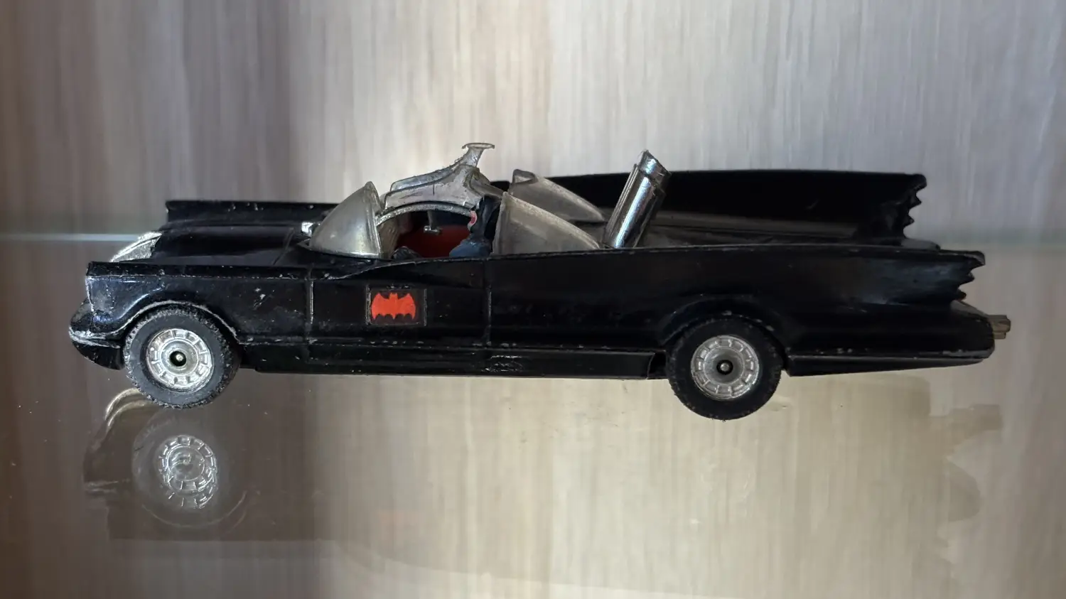 Batmobile Corgi 1/43 avec Batman – version 1975